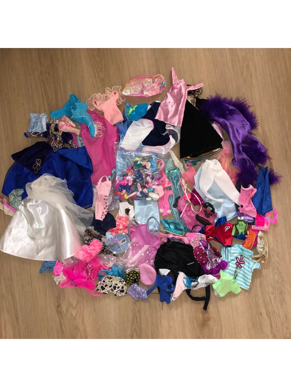 VINTAGE MATTEL BARBIE DOLL CLOTHING LOT SHOES DRESS PURSE PANTS SHORTS 150+ PCS